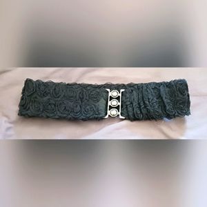 Delicate and romantic black lace stretch belt